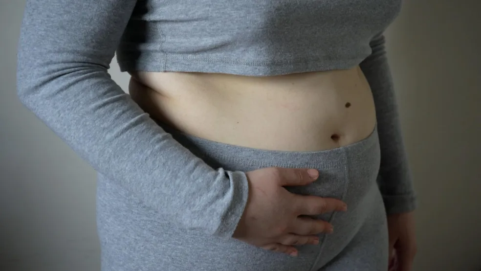 Žena s nafúknutým bruchom a tráviacim diskomfortom