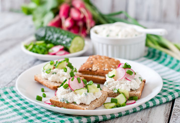 Nátierky s cottage cheese: 3 recepty na raňajky aj desiatu