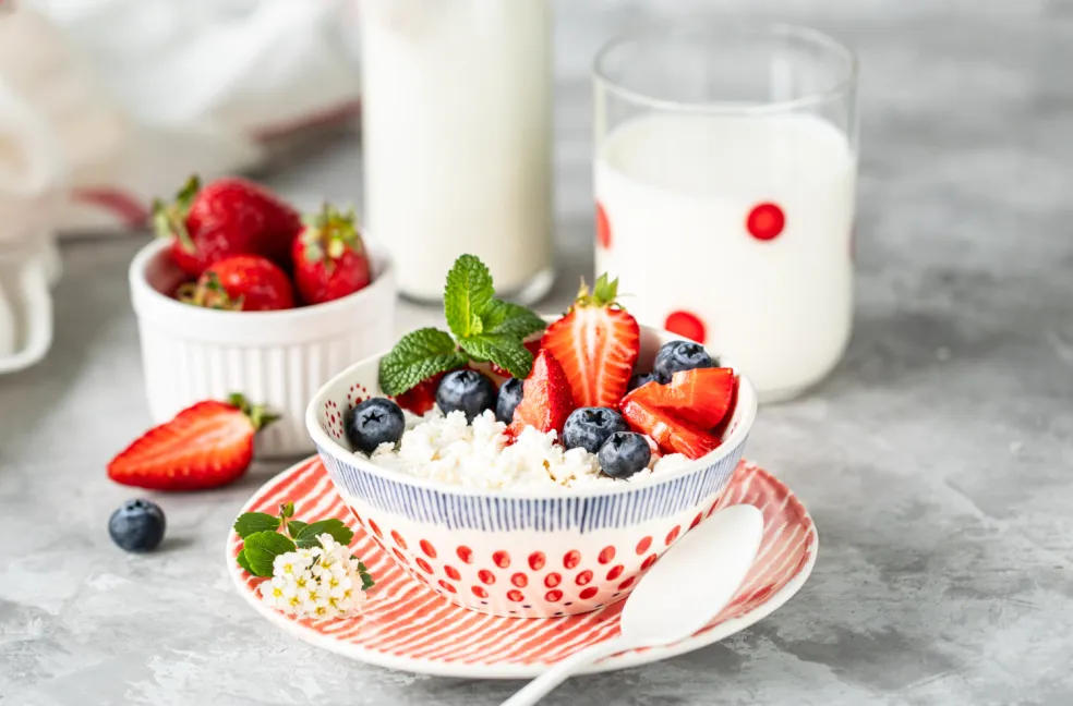 Cottage cheese na sladko s čerstvými jahodami, čučoriedkami a mätou v raňajkovej miske – jednoduchá inšpirácia na zdravé raňajky alebo desiatu