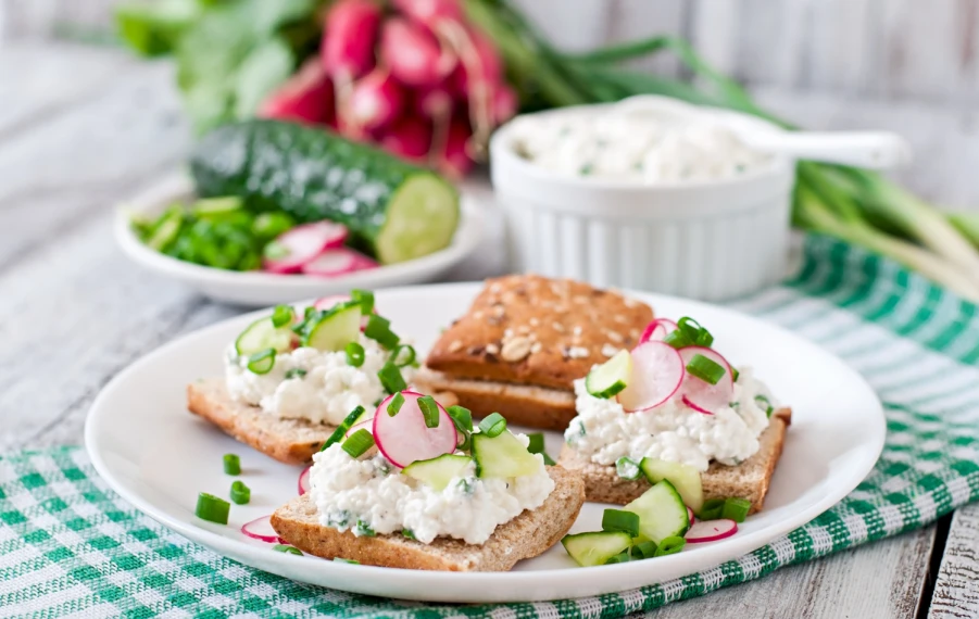 Tri nátierky s cottage cheese s bylinkami, paprikou a avokádom