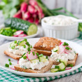 Nátierky s cottage cheese: 3 recepty na raňajky aj desiatu