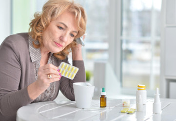 Lieky na menopauzu: Hormonálna liečba, nehormonálne možnosti a limity doplnkov