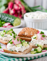 Nátierky s cottage cheese: 3 recepty na raňajky aj desiatu